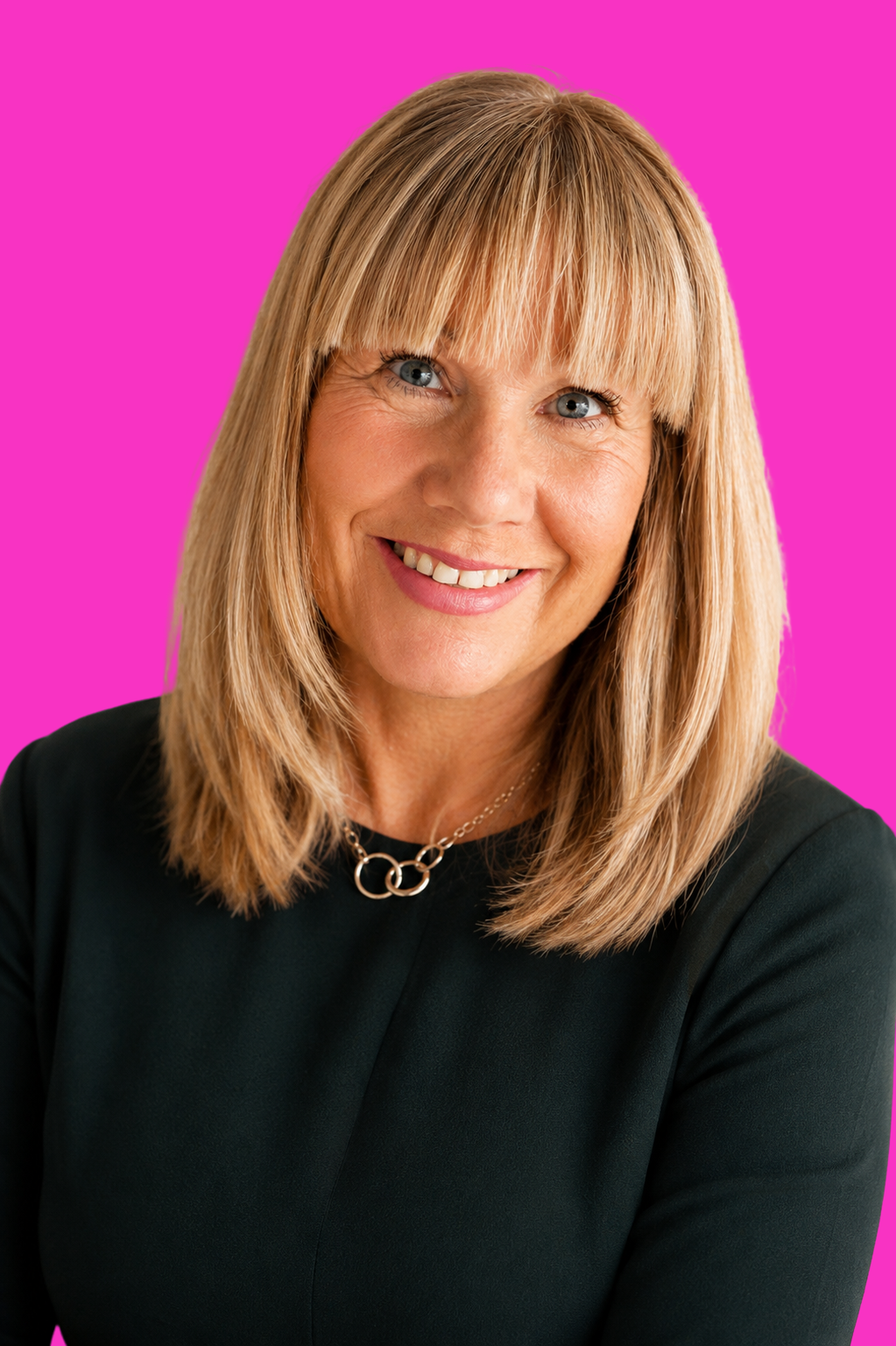 Ett foto på mig, Ulrica Rundqvist Törning. Porträttbild, leende och med en rosa bakgrund.